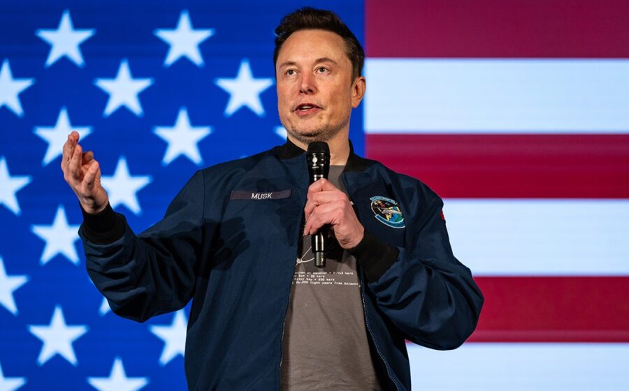 Elon Musk e Donald Trump apertando as mãos com logotipo SpaceXSI ao fundo
