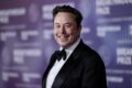 Elon Musk e logotipo da Anthropic com símbolos de bilhões de dólares e inteligência artificial