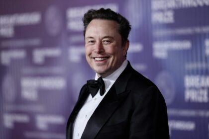 Elon Musk e logotipo da Anthropic com símbolos de bilhões de dólares e inteligência artificial