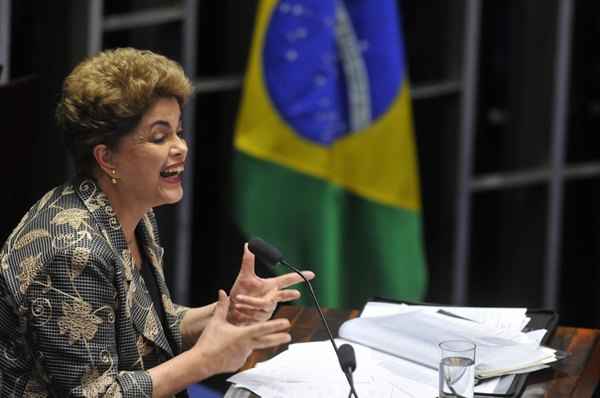 Gráfico da dívida pública brasileira em ascensão com alerta de armadilha fiscal
