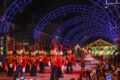 Natal Luz de Gramado 2024: ruas decoradas com luzes natalinas e turistas assistindo espetáculo gratuito