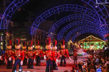 Natal Luz de Gramado 2024: ruas decoradas com luzes natalinas e turistas assistindo espetáculo gratuito