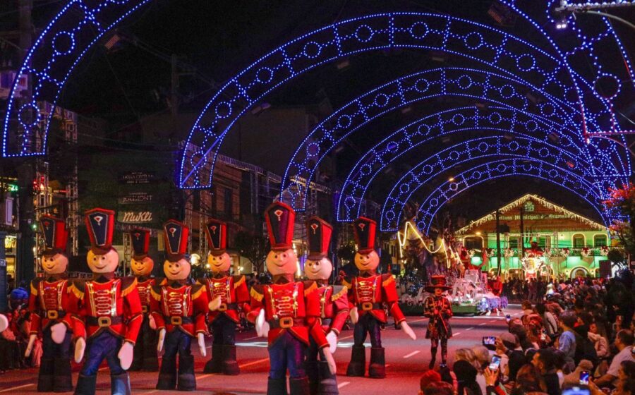 Natal Luz de Gramado 2024: ruas decoradas com luzes natalinas e turistas assistindo espetáculo gratuito