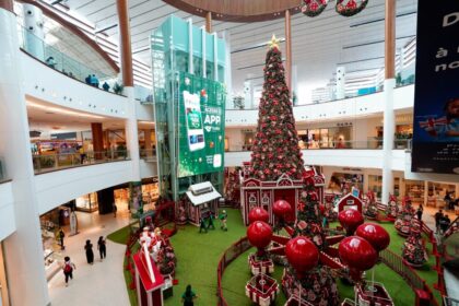 Decoração natalina grandiosa em shopping do Grande Recife com trenó, robôs e pista de gelo