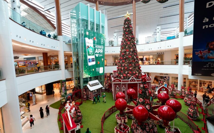 Decoração natalina grandiosa em shopping do Grande Recife com trenó, robôs e pista de gelo