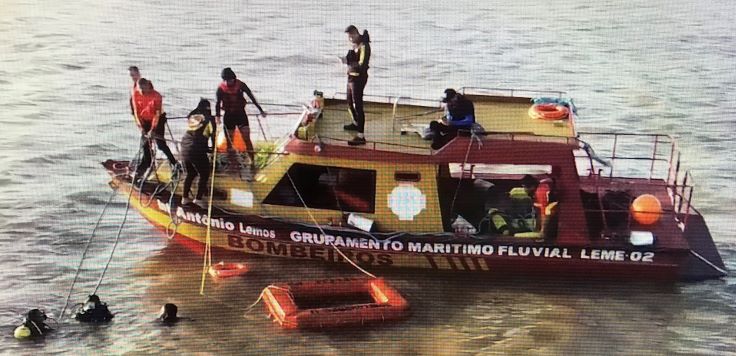 Resgate de náufragos com coletes salva-vidas na Baía do Marajó, Barcarena, Pará