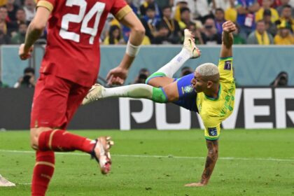Neymar e Richarlison em foto dividida representando disputa judicial por mansão de R$ 10 milhões em Angra dos Reis