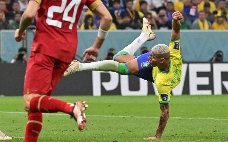 Neymar e Richarlison em foto dividida representando disputa judicial por mansão de R$ 10 milhões em Angra dos Reis