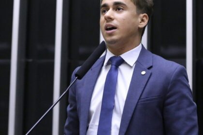 Deputado Nikolas Ferreira discursando sobre boicotes e crise espiritual em vídeo nas redes sociais