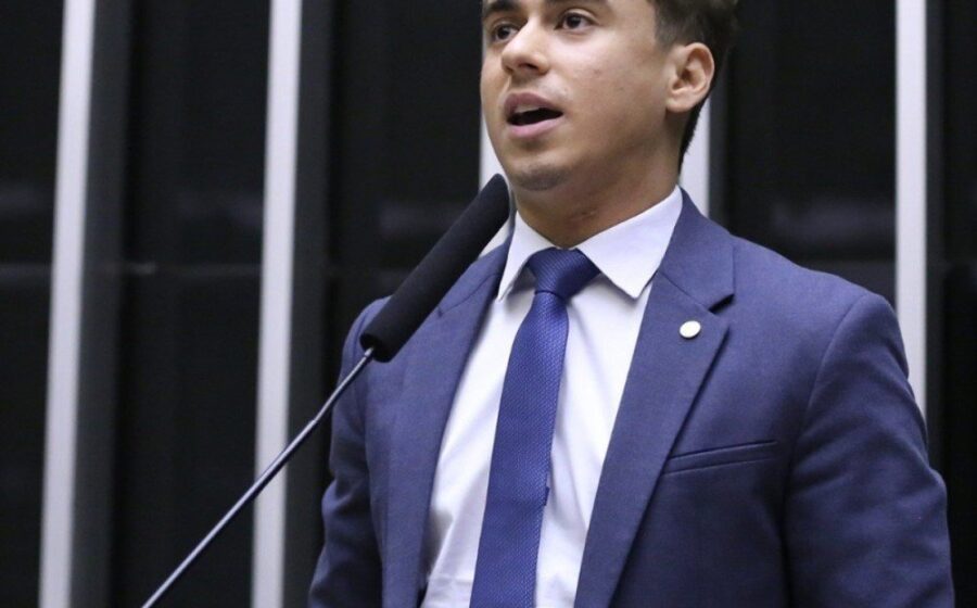 Deputado Nikolas Ferreira discursando sobre boicotes e crise espiritual em vídeo nas redes sociais