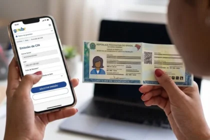 Smartphone exibindo aplicativo da Carteira de Identidade Nacional com documento sendo entregue por carteiro