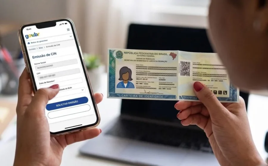 Smartphone exibindo aplicativo da Carteira de Identidade Nacional com documento sendo entregue por carteiro