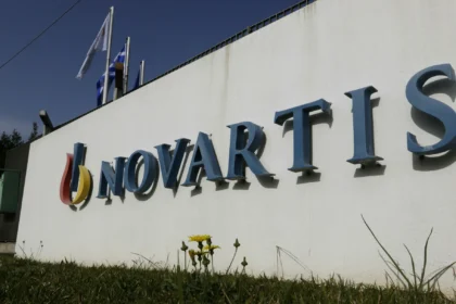 Sede da Novartis em Basileia com gráficos financeiros sobrepostos simbolizando prejuízo contábil e alta no lucro operacional