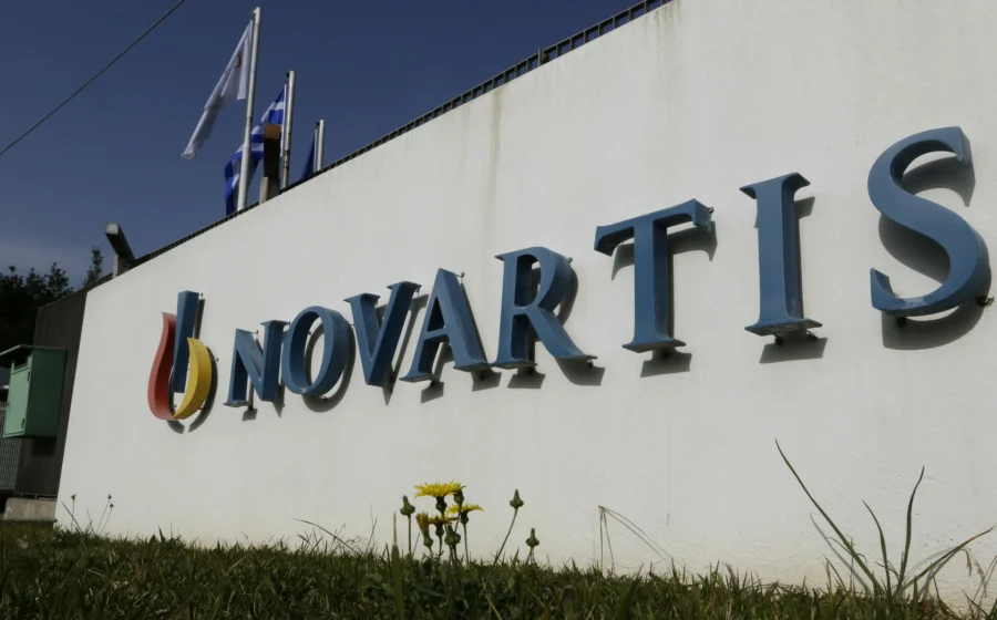 Sede da Novartis em Basileia com gráficos financeiros sobrepostos simbolizando prejuízo contábil e alta no lucro operacional