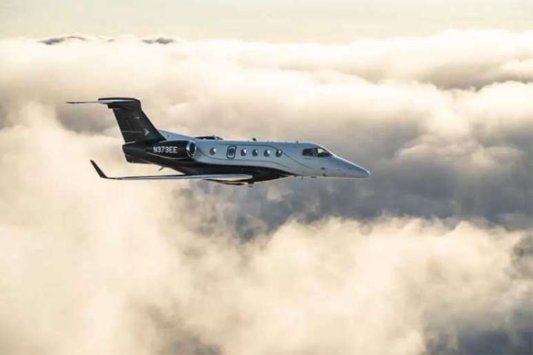 Novo jato executivo leve americano concorrente do Embraer Phenom 300 em voo