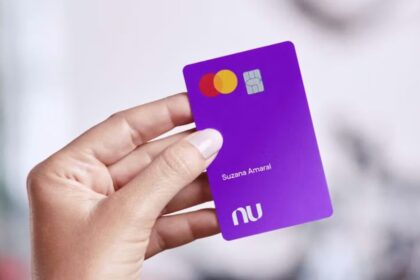 Logotipo roxo do Nubank ao lado de gráfico de ações em queda com meta de US$ 15 do Itaú BBA