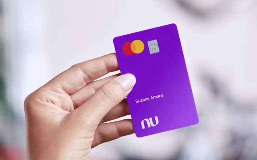 Logotipo roxo do Nubank ao lado de gráfico de ações em queda com meta de US$ 15 do Itaú BBA