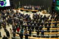 Lula discursa no Congresso Nacional cercado por parlamentares em sessão tensa