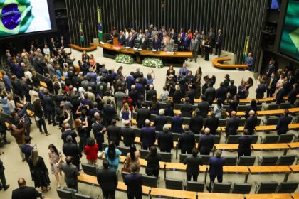 Lula discursa no Congresso Nacional cercado por parlamentares em sessão tensa