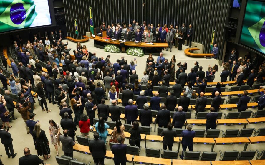 Lula discursa no Congresso Nacional cercado por parlamentares em sessão tensa