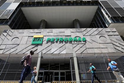 Bolsonaro e Lula em confronto visual sobre privatização da Petrobras e controle estatal