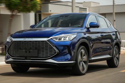 SUV híbrido Jaecoo 5 prata estacionado em ambiente urbano moderno