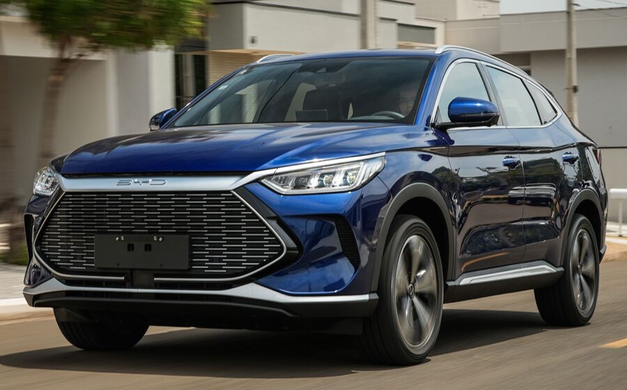 SUV híbrido Jaecoo 5 prata estacionado em ambiente urbano moderno