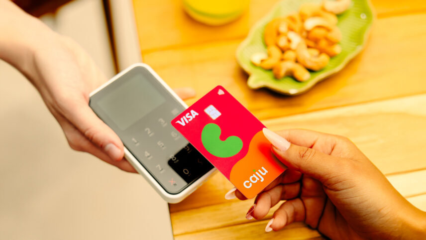 Logos do iFood Benefícios e Caju representando aquisição no mercado de benefícios corporativos