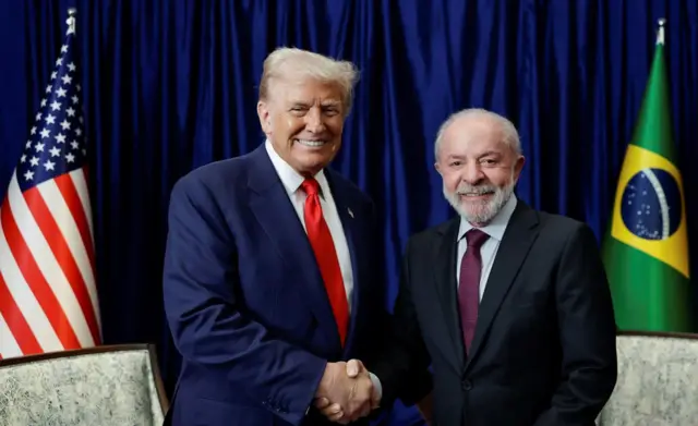 Flávio Bolsonaro e Donald Trump em reunião nos EUA, discutindo tarifas e segurança