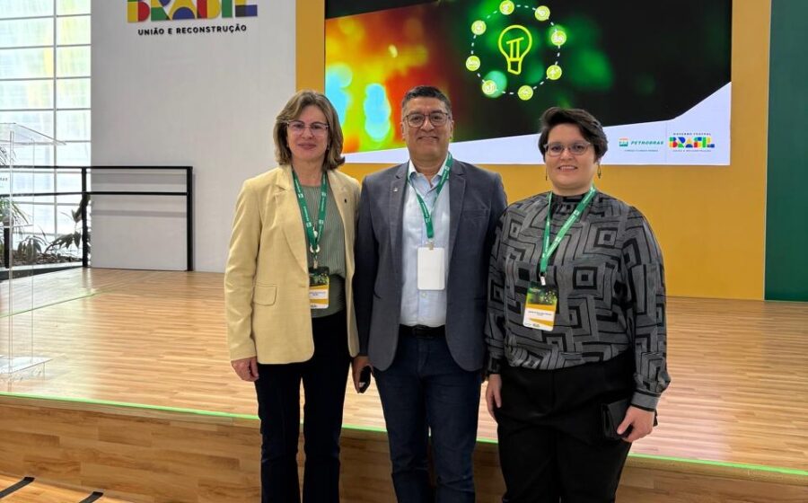 Três jogadoras finalistas do Prêmio Petrobras Para Elas 2026 posam juntas com troféu no Museu do Futebol