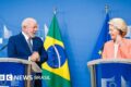 Documento histórico da redemocratização brasileira com sombras representando pacto invisível que gerou estagnação e risco democrático