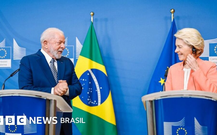 Documento histórico da redemocratização brasileira com sombras representando pacto invisível que gerou estagnação e risco democrático