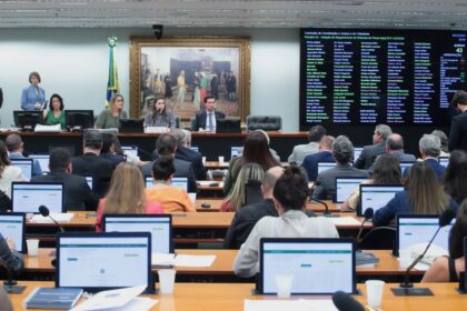 Presidente Lula em reunião no Palácio do Planalto com equipe econômica discutindo ajuste fiscal