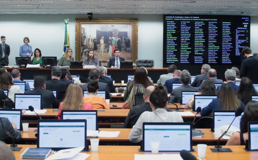 Presidente Lula em reunião no Palácio do Planalto com equipe econômica discutindo ajuste fiscal