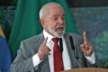 Presidente Lula em reunião no Planalto com gráficos de dívida pública e ajuste fiscal de 4% do PIB