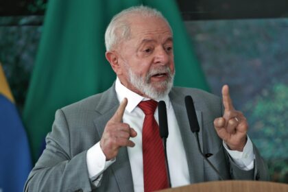 Presidente Lula em reunião no Planalto com gráficos de dívida pública e ajuste fiscal de 4% do PIB