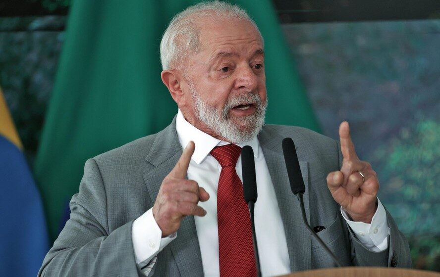 Presidente Lula em reunião no Planalto com gráficos de dívida pública e ajuste fiscal de 4% do PIB