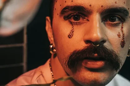 Capa do álbum "Erre" de Rodrigo Torrero: arte que mistura estética fantástica de Senhor dos Anéis com elementos da MPB carioca