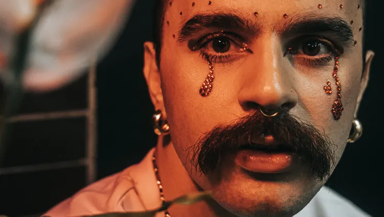 Capa do álbum "Erre" de Rodrigo Torrero: arte que mistura estética fantástica de Senhor dos Anéis com elementos da MPB carioca
