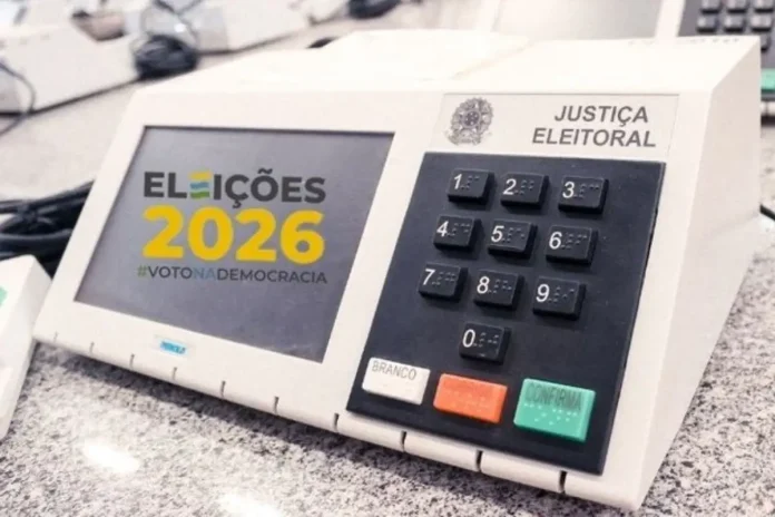 Smartphone com e-Título aberto mostrando alerta oficial do TSE para atualização obrigatória antes de 2026