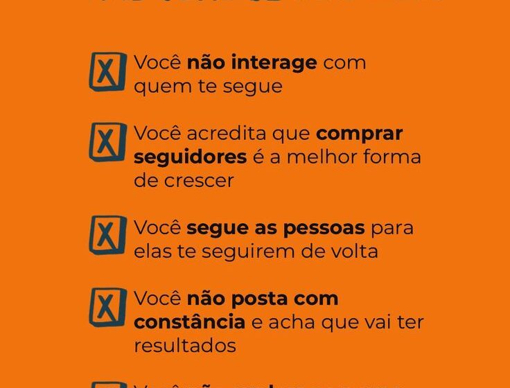Pessoa triste olhando celular com feed de vídeos melancólicos, representando algoritmo explorando vulnerabilidade emocional