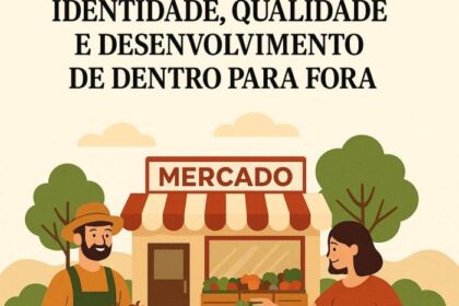 Dono de loja de roupas segurando anúncio de vaga viral com requisitos básicos de trabalho