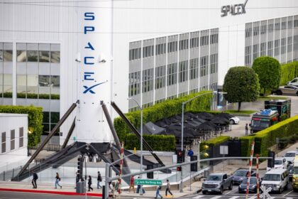 Gráfico de investimentos com logos da SpaceX, Nvidia e bandeira do Brasil simbolizando BDRs e ETFs globais