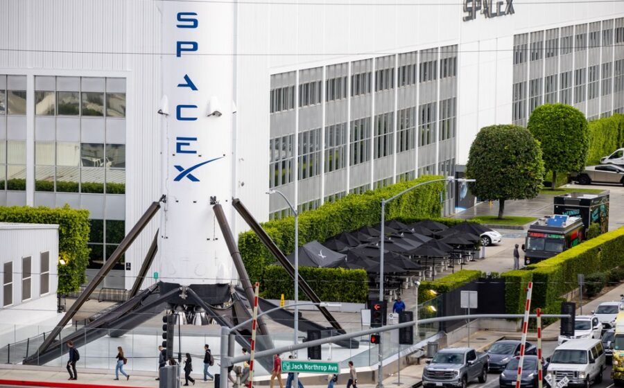 Gráfico de investimentos com logos da SpaceX, Nvidia e bandeira do Brasil simbolizando BDRs e ETFs globais
