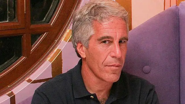 Daniel Vorcaro, banqueiro investigado, em foto de arquivo com expressão séria