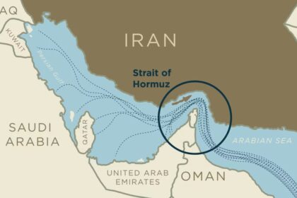 Navio cargueiro no Estreito de Ormuz com costa iraniana ao fundo, simbolizando bloqueio que encarece alimentos