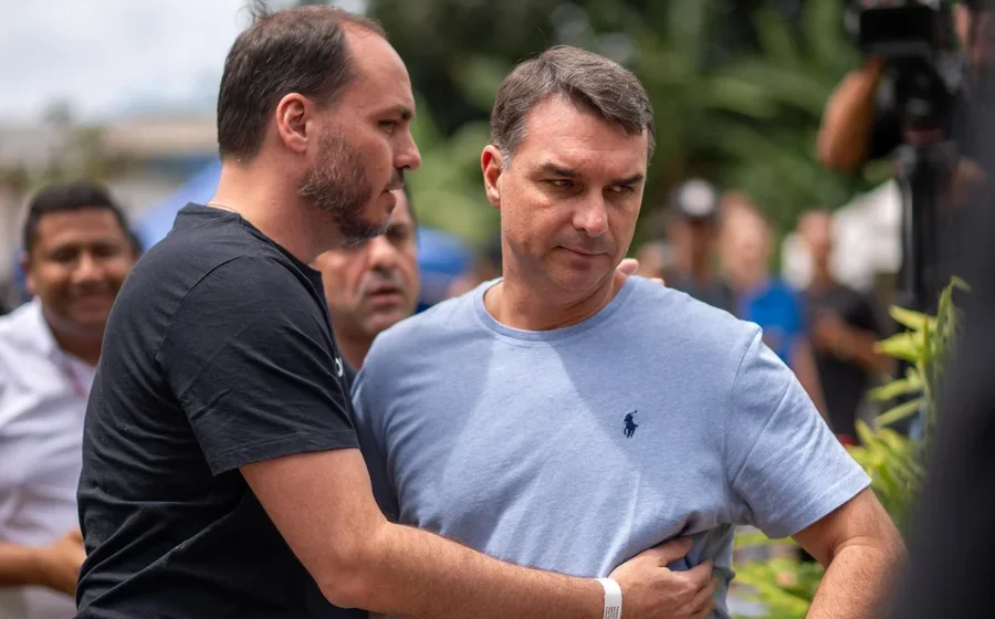 Pastores evangélicos em reunião estratégica definindo apoio político a Flávio Bolsonaro
