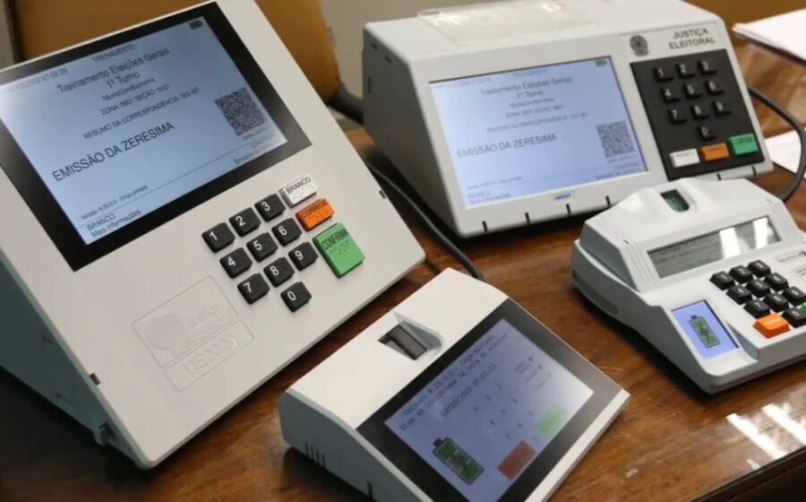 Urna eletrônica brasileira cercada por gráficos de instabilidade econômica e incerteza política 2026