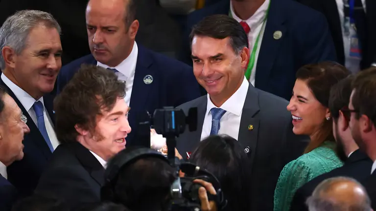 Tesoura cortando documento orçamentário com bandeira do Brasil ao fundo, simbolizando corte de gastos públicos