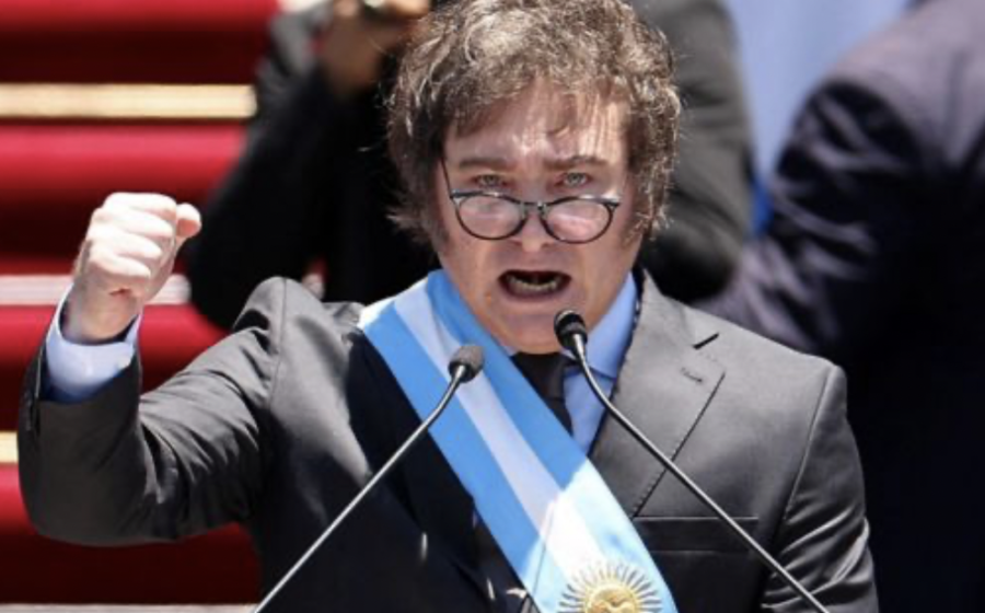 Javier Milei discursa com gráfico mostrando queda de 53% em novas aposentadorias na Argentina